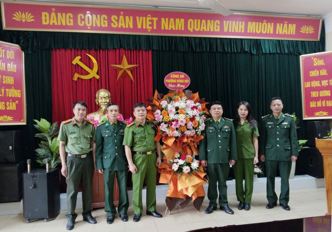 Công an phường Đông Hải thăm, chúc mừng Ngày truyền thống Bộ đội Biên phòng Việt Nam